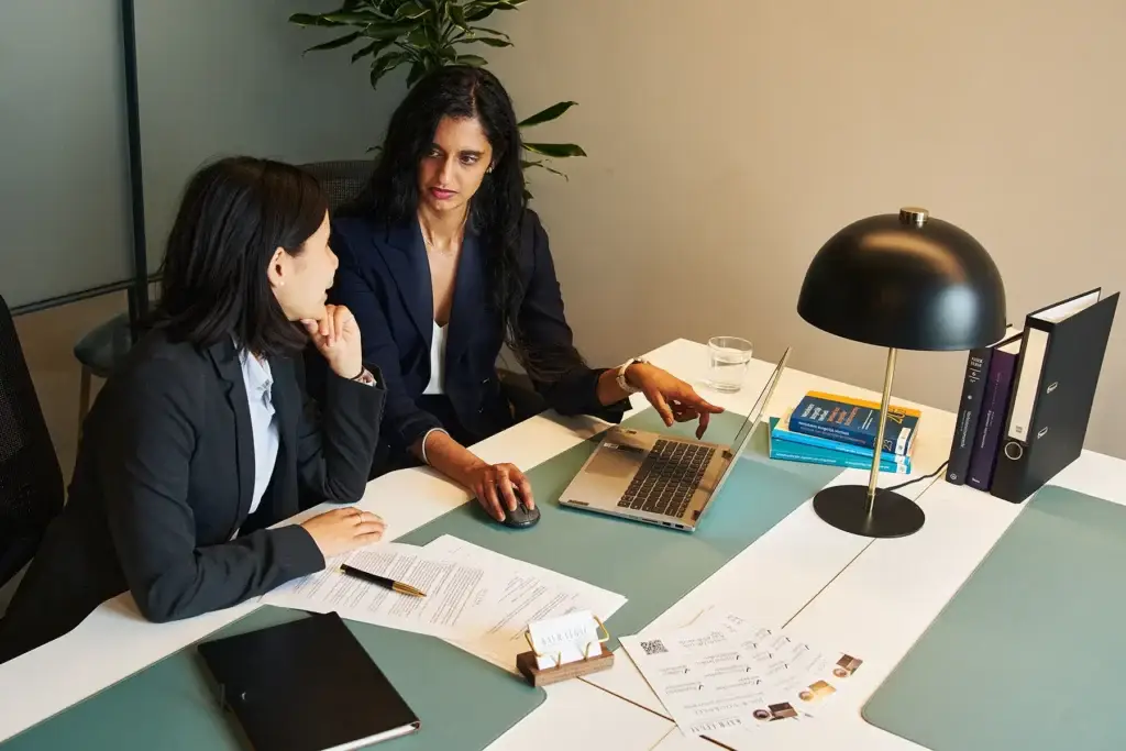 Two_women_having_a_discussion