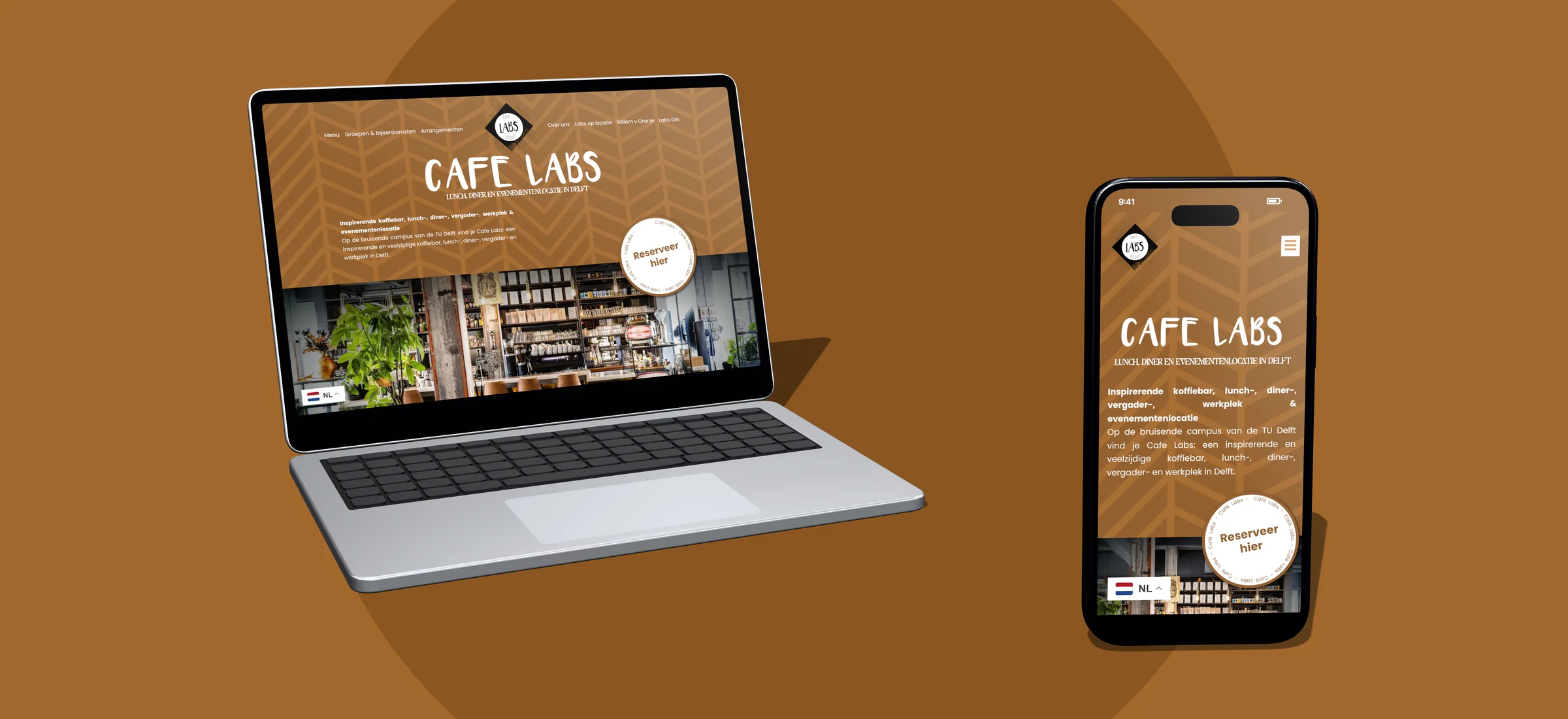 Ontwerp van de website van Cafe Labs op laptop en telefoon